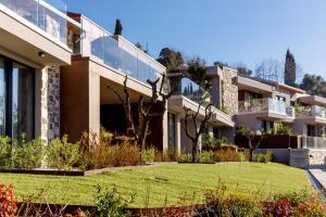 a house with a lawn in front of it at Deville & Spa in Costermano