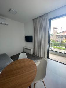 Uma TV ou centro de entretenimento em Village dos Gerânios
