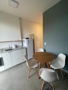 A cozinha ou cozinha compacta de Village dos Gerânios