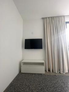 Uma TV ou centro de entretenimento em Village dos Gerânios