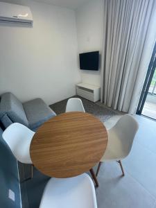 Uma TV ou centro de entretenimento em Village dos Gerânios