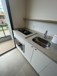 A cozinha ou cozinha compacta de Village dos Gerânios