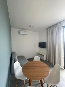 Uma TV ou centro de entretenimento em Village dos Gerânios