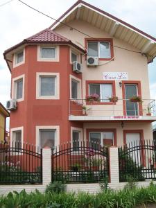 a house with a fence in front of it at Vila Liz Eforie Nord in Eforie Nord