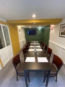 a conference room with a long table and chairs at Hôtel Au Grand Duquesne in Dieppe