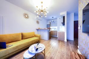 Kuchnia lub aneks kuchenny w obiekcie Kazou Residence Arkadia