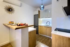 Kuchnia lub aneks kuchenny w obiekcie Kazou Residence Arkadia