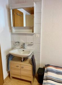 bagno con lavandino e specchio di Bergröschen a Saas-Grund