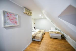 ein Dachzimmer mit 2 Betten und einem Wandgemälde in der Unterkunft Hotel Zepter Palace in Banja Luka