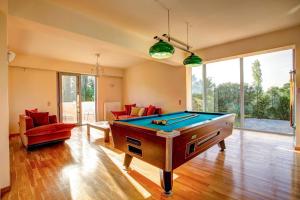 Astarte Villas - Istar Villa with Tennis Court biliárdasztala
