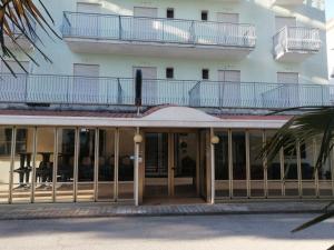 Budova, v ktorej sa hotel nachádza + 7 fotografií