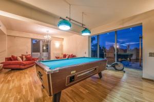 Astarte Villas - Istar Villa with Tennis Court biliárdasztala