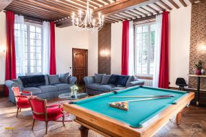 - un salon avec un billard dans l'établissement Château d'Hermival, à Hermival-les-Vaux