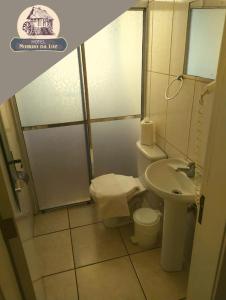 ein Bad mit einer Dusche, einem WC und einem Waschbecken in der Unterkunft Hotel Moinho da Luz - 10 minutos de Lajeado in Arroio do Meio