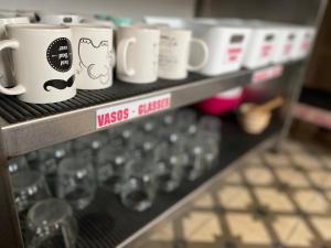 Příslušenství pro přípravu čaje a kávy v ubytování ECO Hostel