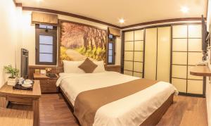 Postel nebo postele na pokoji v ubytování Khai Ngoc Hotel Da Lat City