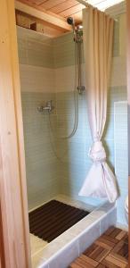 y baño con ducha y cortina. en MOUNTAIN ECO CHALET KONJSKA DOLINA on 1400 m asl -near Pokljuka, en Srednja Vas v Bohinju