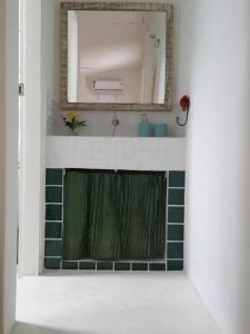 un bagno con lavandino e specchio di Chalé Gostosomar a São Miguel do Gostoso