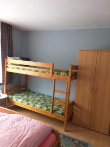 KamschlackenにあるFerienwohnung Gohlkeのベッドルーム1室(二段ベッド2組、ベッド1台付)