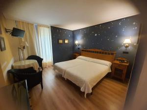 ein Schlafzimmer mit einem Bett in einem Zimmer mit Sternen an der Wand in der Unterkunft Arha Villa de Suances - Antiguo Albatros in Suances