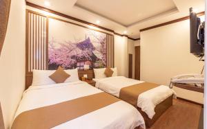 Postel nebo postele na pokoji v ubytování Khai Ngoc Hotel Da Lat City
