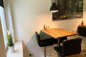 Una mesa de comedor y sillas en una habitación. en Work & Stay in Celle, en Celle 27 fotos más