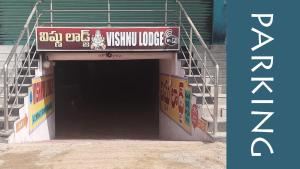 un edificio con un túnel con una escalera en Vishnu Residency Warangal, en Warangal