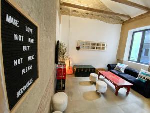 Posezení v ubytování ECO Hostel