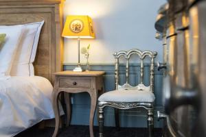a bedroom with a bed and a table and two chairs at Maison Ailleurs in Chartres