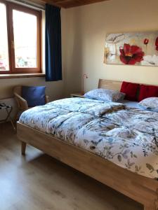 - une chambre avec un lit et une couette à fleurs dans l'établissement Landgoed De Blaauwe Blaer, à Hall