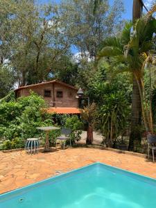 um resort com piscina e casa em Espaço João Mineiro em Tiradentes