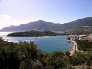 vistas a un lago con montañas en el fondo en Saronis Hotel, en Palaia Epidavros