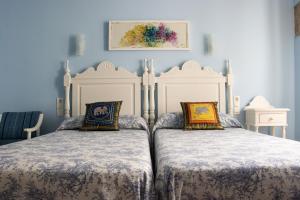 サン・マルティン・デ・トレベホにあるCasa Rural Antolinaの青い壁のベッドルーム1室(ベッド2台付)