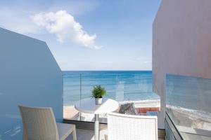 un balcone con tavolo e sedie e l'oceano di Seaside Palette Suites a Rethymno