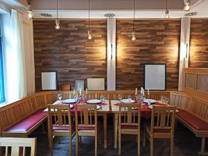 a dining room with a table and chairs at Stadthotel Deggendorf in Deggendorf