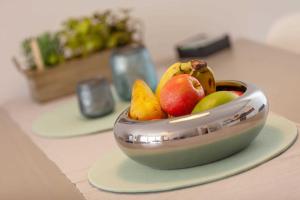 uma taça de fruta sentada numa mesa em Villa Strandidyll FeWo pier25 N 1 em Binz