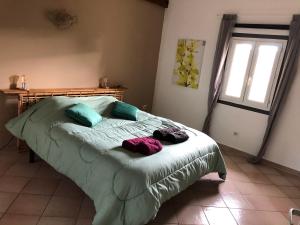 een slaapkamer met een bed met handdoeken erop bij le verso in Narbonne