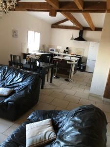 een woonkamer met een bank en een keuken bij le verso in Narbonne