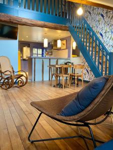 ein Wohnzimmer mit einem Stuhl und einem Esszimmer in der Unterkunft Le Gîte in Senlis