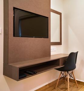 En tv och/eller ett underhållningssystem på Lavender Infopark Kochi