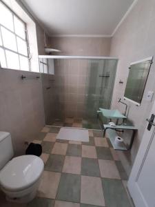 ein Bad mit einem WC, einer Dusche und einem Waschbecken in der Unterkunft Esplanada Hotel in São Paulo