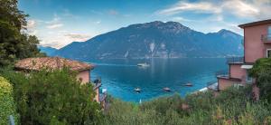 vista su un lago con barche in acqua di Hotel Capo Reamol a Limone sul Garda