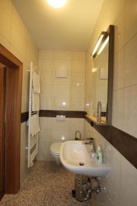 Bilik mandi di Pension Central Semmering +37 gambar