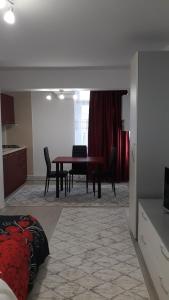 sala de estar con mesa de comedor y sillas en Irvin Apartament en Iaşi