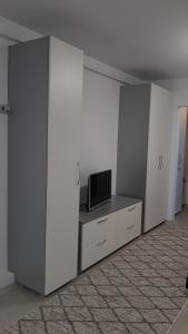 una habitación vacía con TV en un escritorio en Irvin Apartament en Iaşi