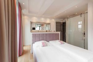 1 Schlafzimmer mit 2 Einzelbetten und einem Spiegel in der Unterkunft Villa Claire meerZEIT in Ostseebad Sellin + 10 Fotos