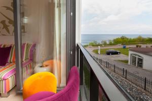 einen Balkon mit lila Stühlen und Meerblick in der Unterkunft Villa Claire meerZEIT in Ostseebad Sellin