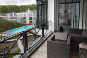Der Swimmingpool an oder in der Nähe von Villa Claire meerZEIT
