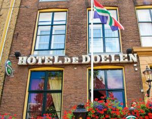 un cartel de hotel de dublin y una bandera en un edificio en Boutique Hotel De Doelen, en Groninga