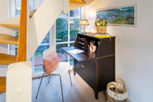 een thuiskantoor met een bureau en een stoel bij Ferienhaus Strandhafer in Wangerooge